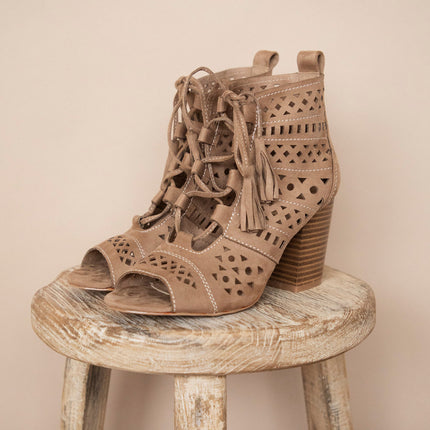 Ariana Camel - Heels