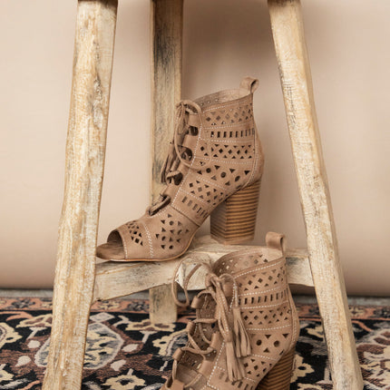 Ariana Camel - Heels