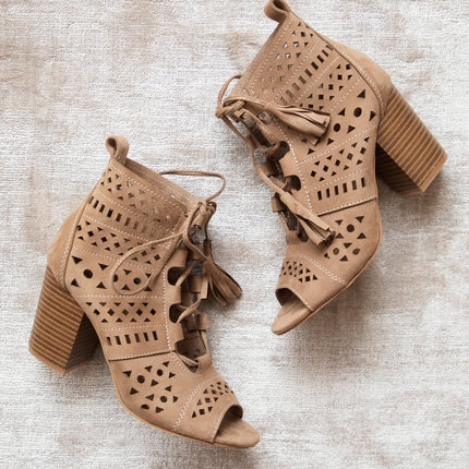 Ariana Camel - Heels
