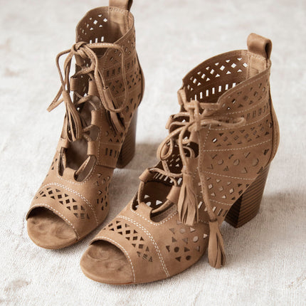 Ariana Camel - Heels